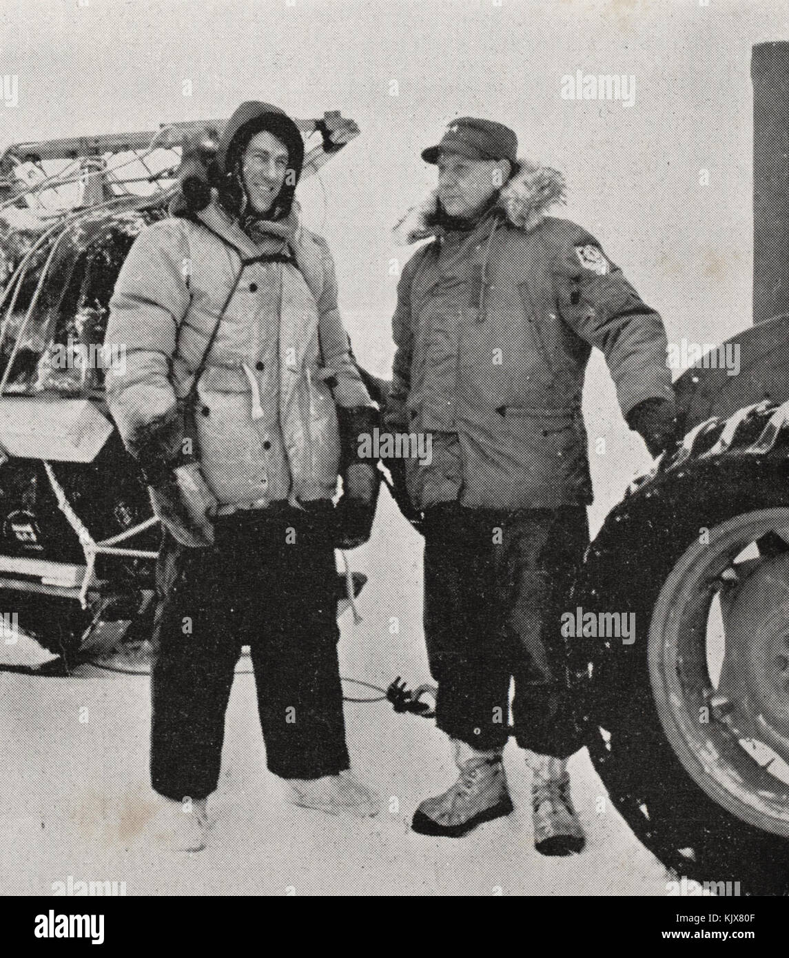 Sir Edmund Hillary, avec le contre-amiral George Dufek à Scott Base au cours de l'expédition Antarctique Trans du Commonwealth, 1957 Banque D'Images