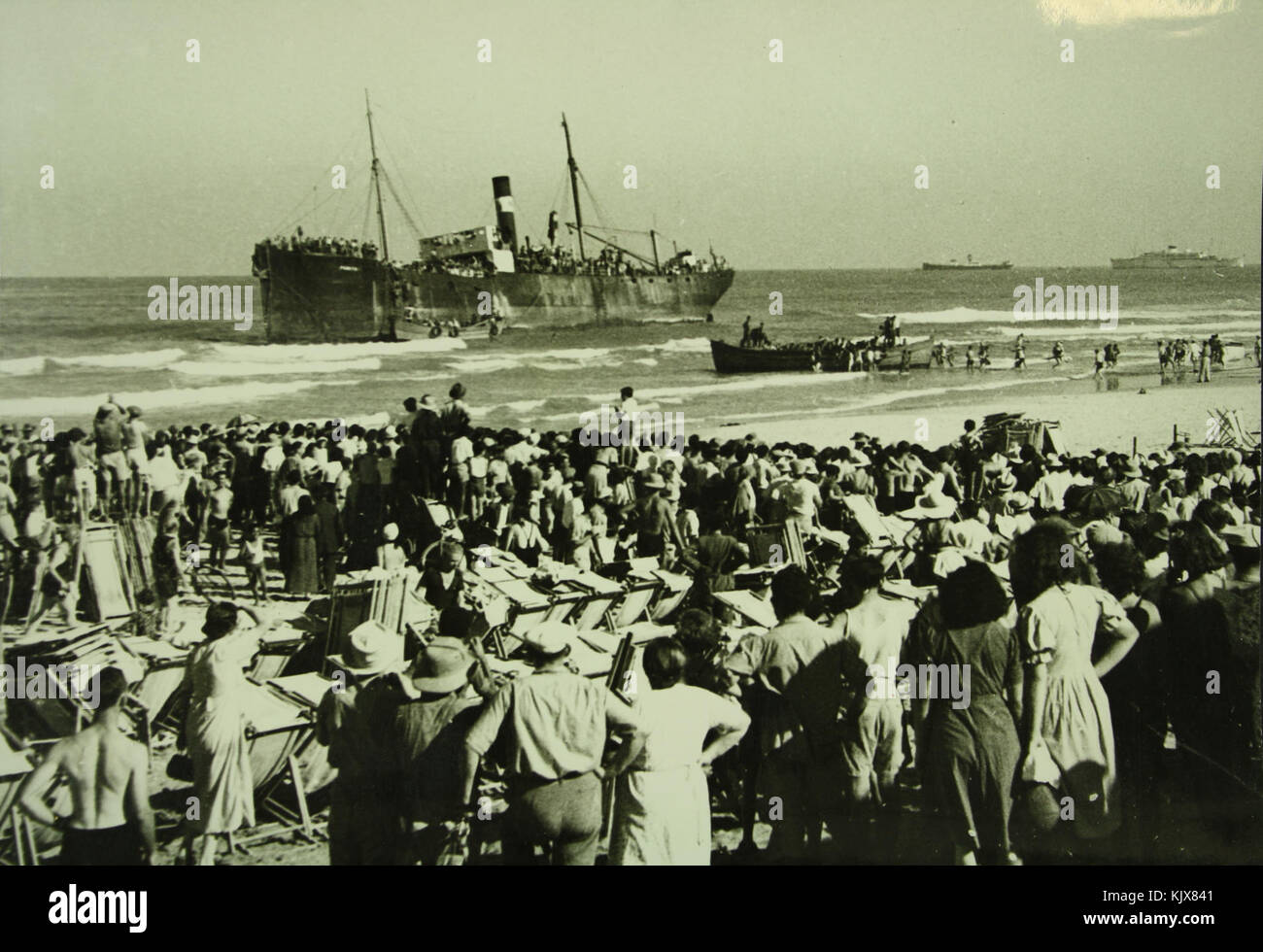 Cette image montre Parita profiter d'une journée ensoleillée à la plage de tel Aviv, connue pour son atmosphère vibrante et la beauté côtière en Israël. Banque D'Images
