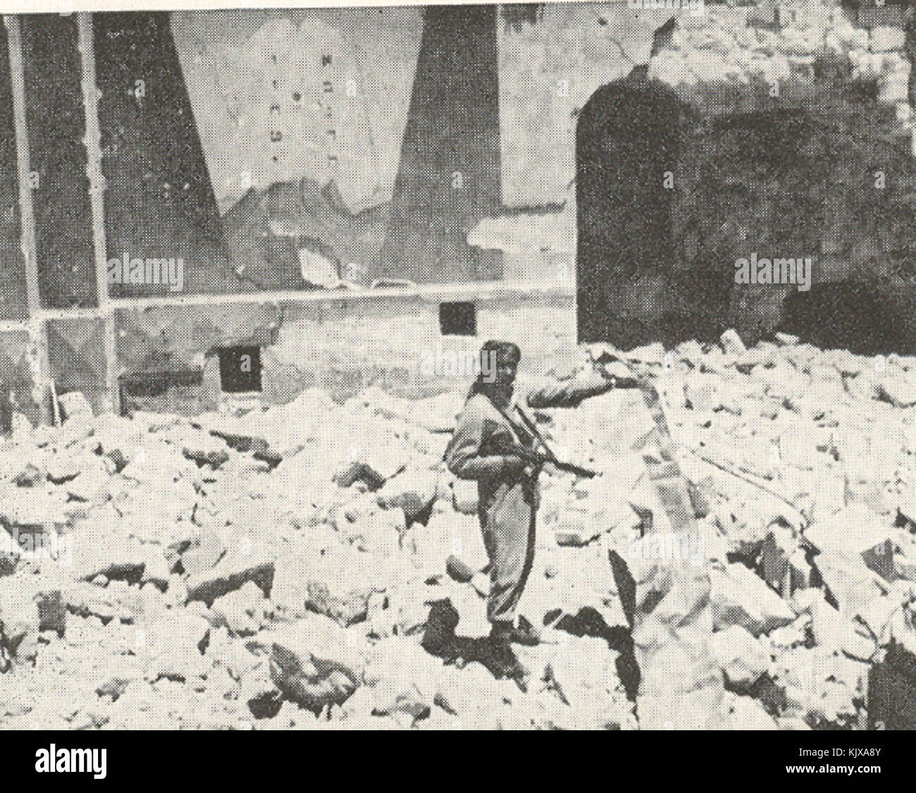 Un soldat de la Légion arabe se tient dans les ruines de la synagogue Hurva à Jérusalem, après sa destruction lors du conflit israélo-arabe de 1948. L'image capture la destruction de monuments historiques en temps de guerre. Banque D'Images