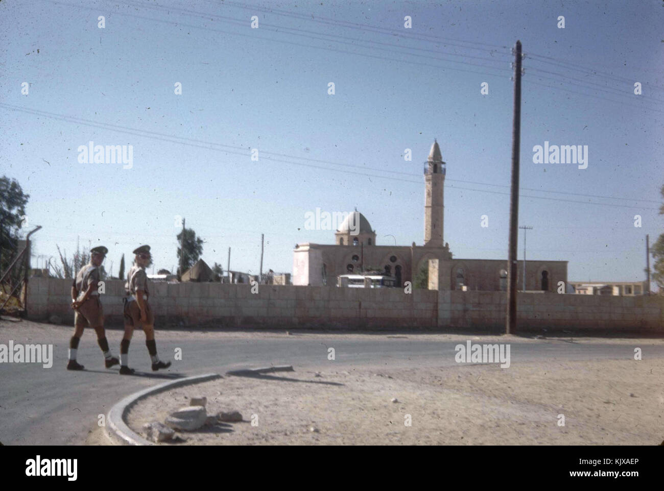 Cette illustration tirée d'un livre représente une scène de Beer Sheva, mettant en scène des policiers en patrouille. Le contexte historique reflète la présence islamique et le rôle de la ville dans l'histoire de la région au cours de cette période. Banque D'Images