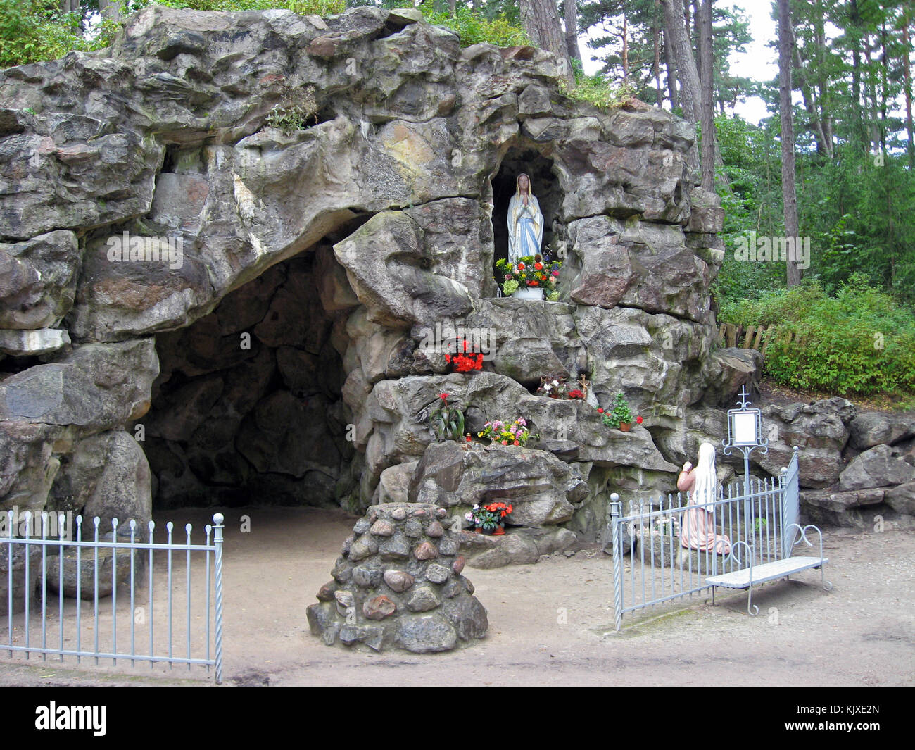 PALANGA, LITUANIE - 12 AOÛT 2009 : la grotte de Santa Maria est l'un des lieux de famoust dans le parc de la ville. Banque D'Images