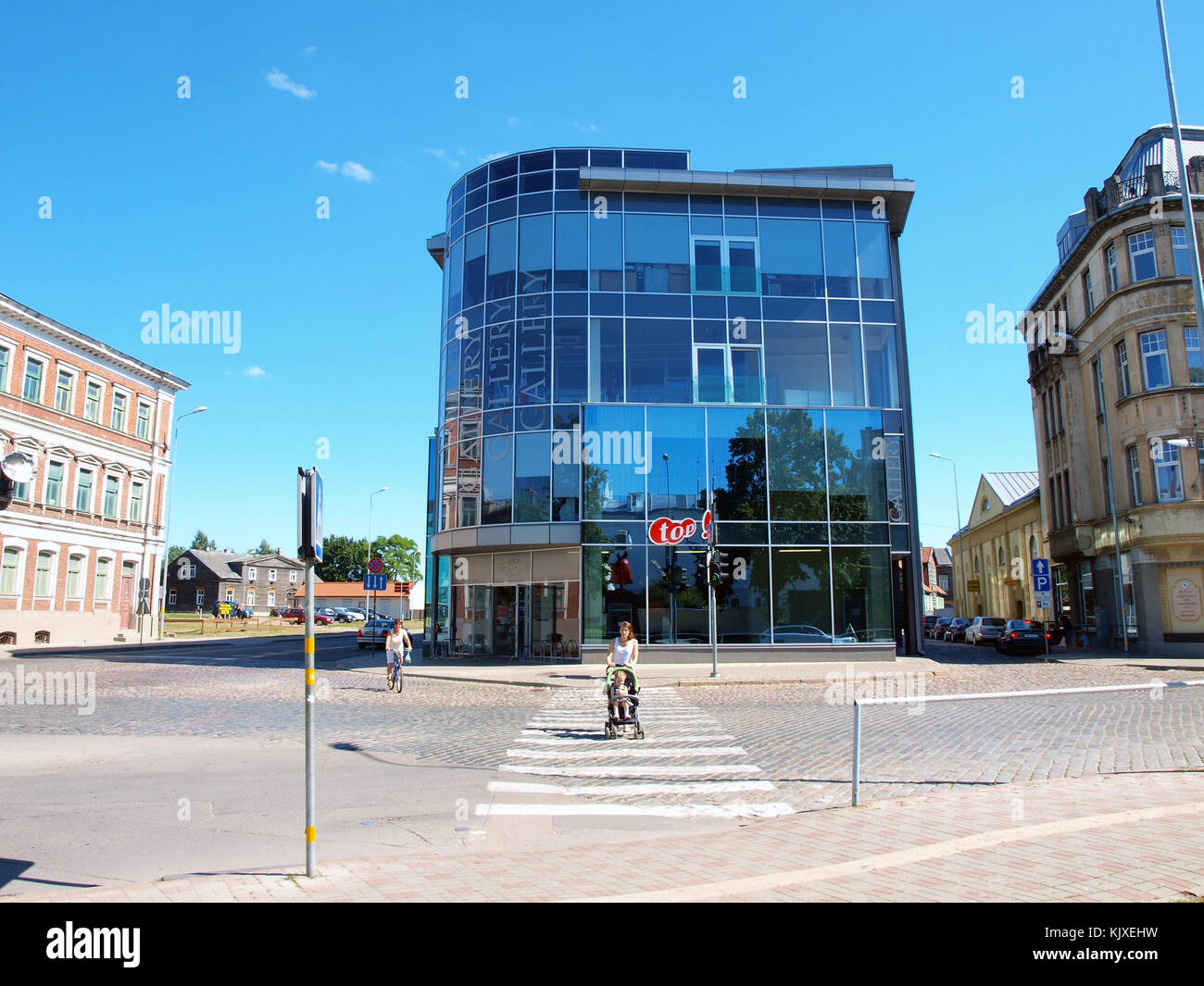 LIEPAJA, LETTONIE - 16 AOÛT 2015 : le nouveau bâtiment de la galerie marchande est situé sur la rue Graudu entre les bâtiments de style rétro. Banque D'Images