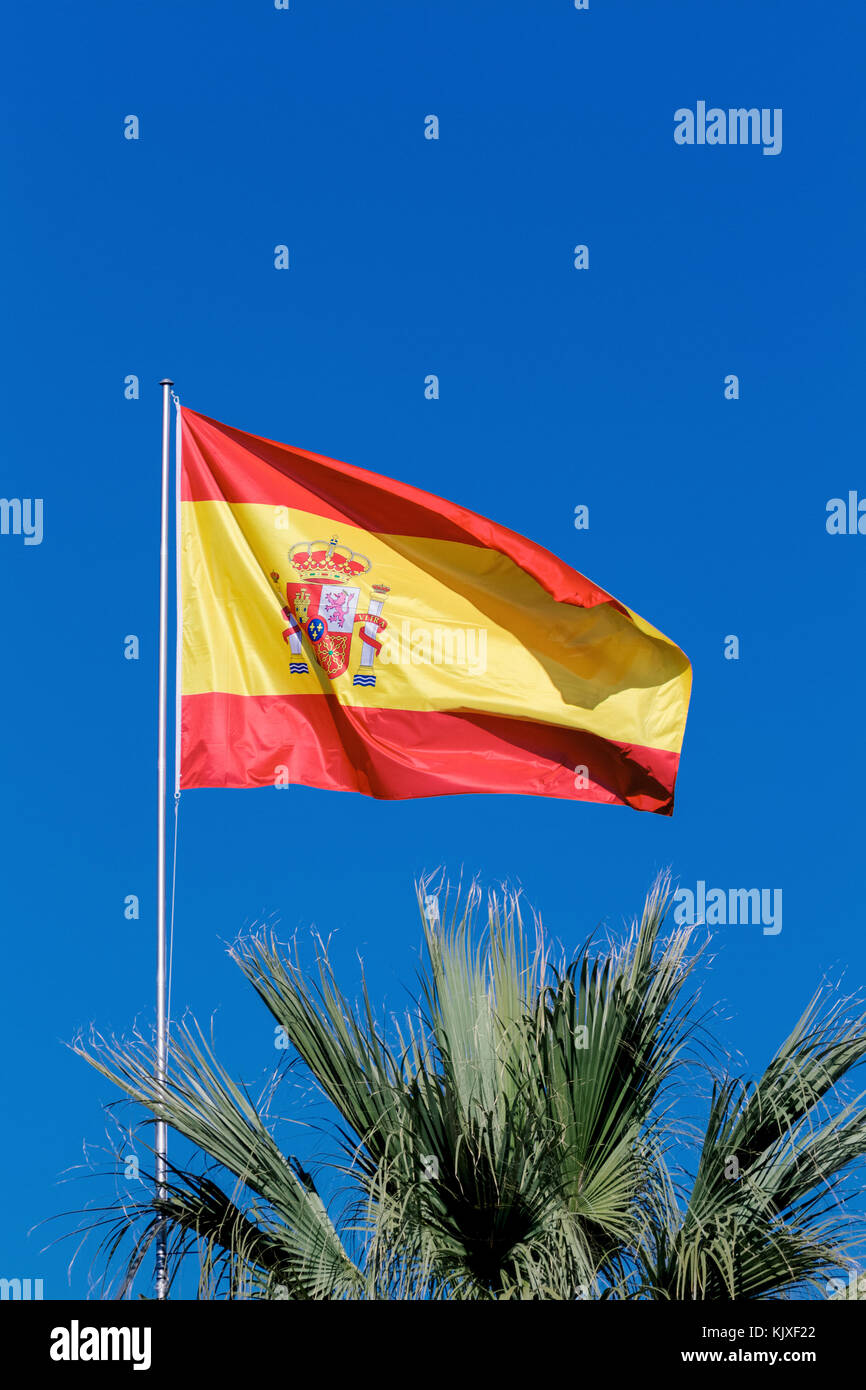 Pavillon de l'Espagne sur un ciel bleu. Banque D'Images
