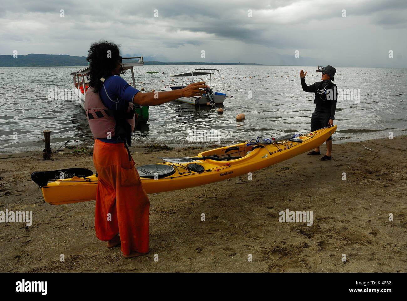 Balige sumatera (Indonésie). 24 nov, 2017. La cérémonie d'ouverture de toba international kayak marathon. crédit : sabirin manurung/pacific press/Alamy live news Banque D'Images