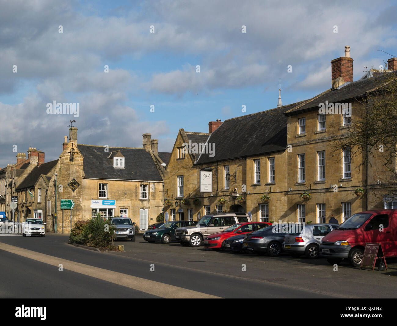 White Hart Hotel Royal Tower et le couvre-feu High Street Moreton-in-Marsh Gloucestershire England UK Banque D'Images