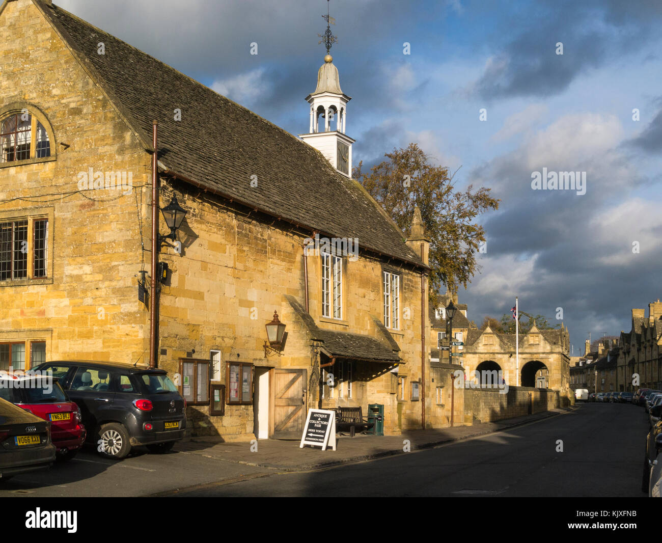 Ancien hôtel de ville à l'origine un bâtiment du 14ème siècle utilisée au cours des palais de justice et prison que Wool Exchange High Street Chipping Camden Cotswolds Gloucesters Banque D'Images