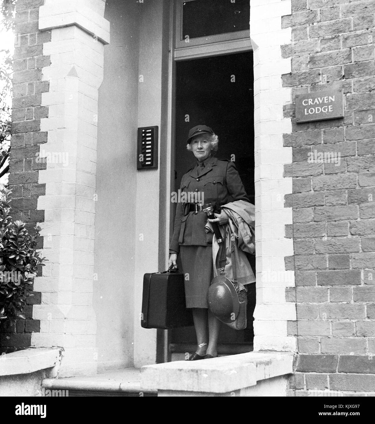 C1941. Fonction photographique illustrant la vie quotidienne des femmes dans le transport corps mécanisé -MTC. C'était une féministe britannique en uniforme civil organisme qui a fourni des pilotes pour les ministères du gouvernement et d'autres organisations au cours de la 2e guerre mondiale. Les membres ont également conduit les voitures du personnel, y compris pour des dignitaires étrangers et d'ambulances au Blitz. Photographie par Tony Henshaw Banque D'Images