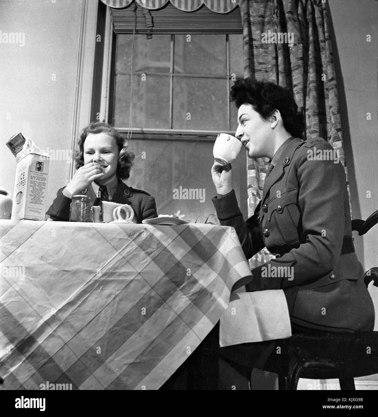 C1941. Fonction photographique illustrant la vie quotidienne des femmes dans le transport corps mécanisé -MTC. C'était une féministe britannique en uniforme civil organisme qui a fourni des pilotes pour les ministères du gouvernement et d'autres organisations au cours de la 2e guerre mondiale. Les membres ont également conduit les voitures du personnel, y compris pour des dignitaires étrangers et d'ambulances au Blitz. Photographie par Tony Henshaw Banque D'Images