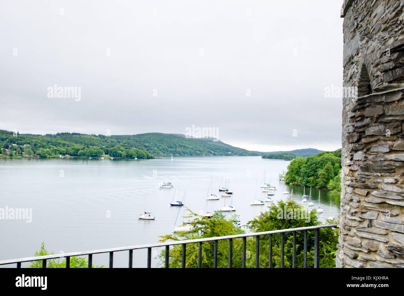 Bateaux amarrés sur le lac Windermere dans le lake district Banque D'Images