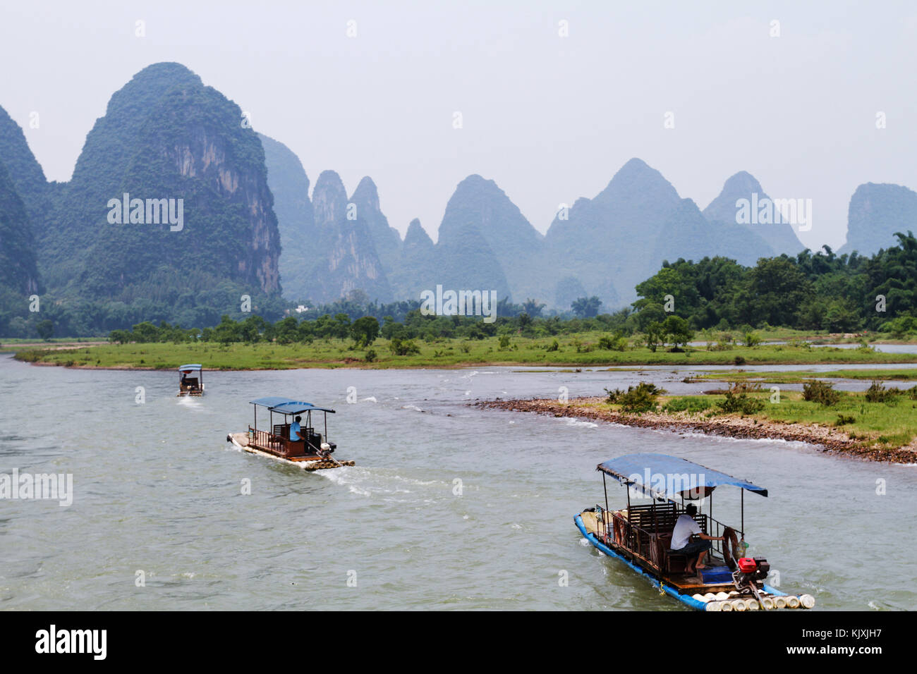 Bateau touristique à Li River à Guilin, Chine. Banque D'Images