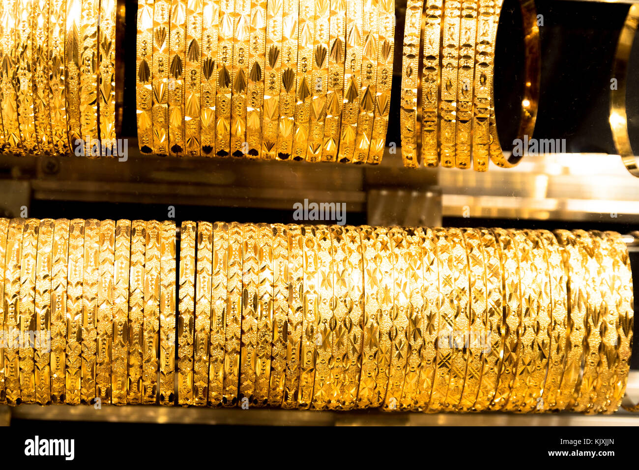 Bracelets en or turques en vente sur un étal dans grand bazar,  Istanbul,Turquie Photo Stock - Alamy
