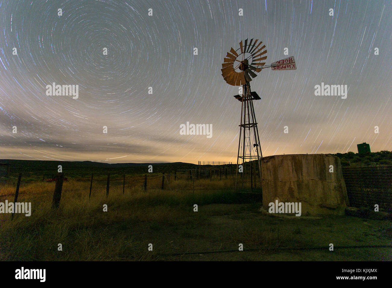 Moulin / windpomp au crépuscule dans le tankwa Karoo en Afrique du Sud Banque D'Images