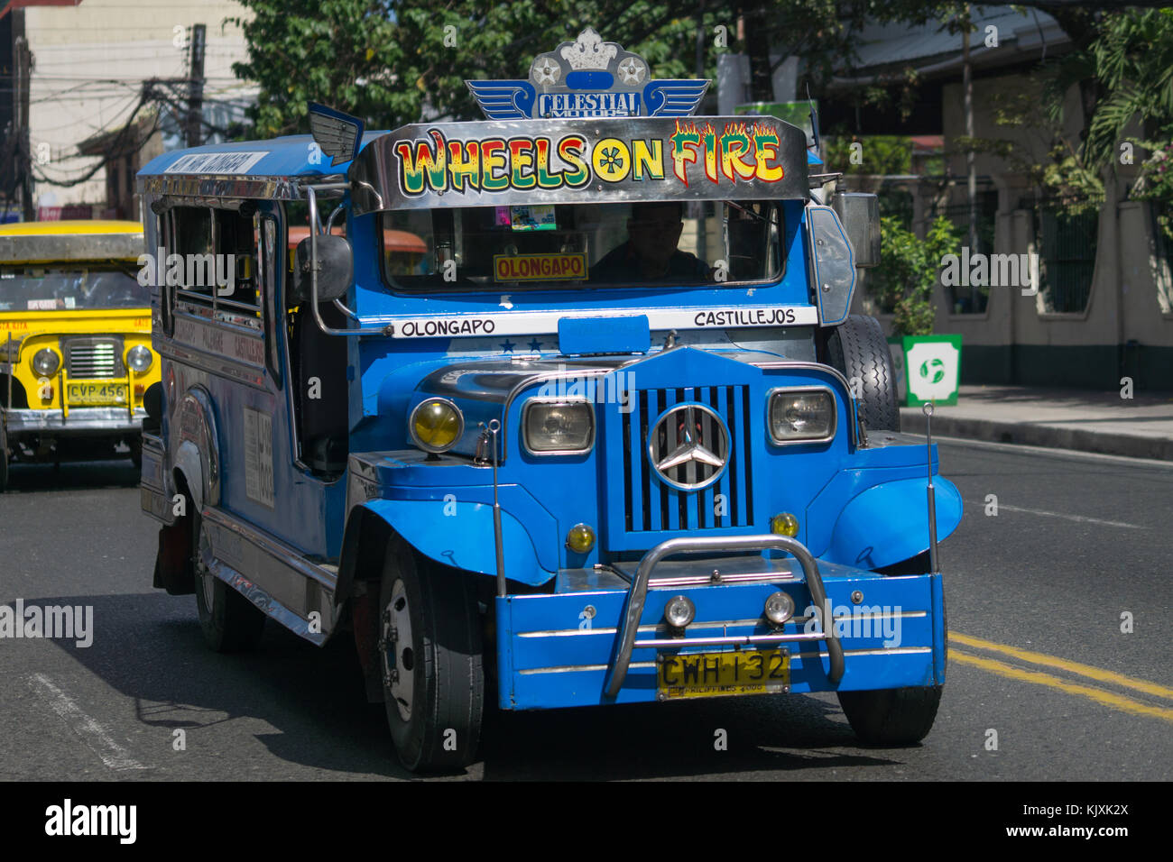 Un Jeepney Utilité Publique bleu véhicule roulant à Olongapo City Bataan aux Philippines, Banque D'Images