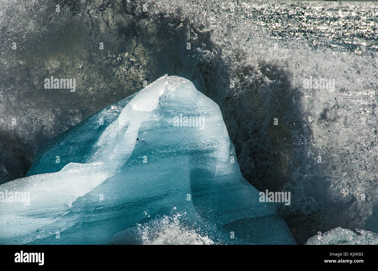 Les vagues crash et créer des gerbes de mousse sur les blocs de glace rejetée sur la plage près de l'Islande, Jokulsarlon Banque D'Images