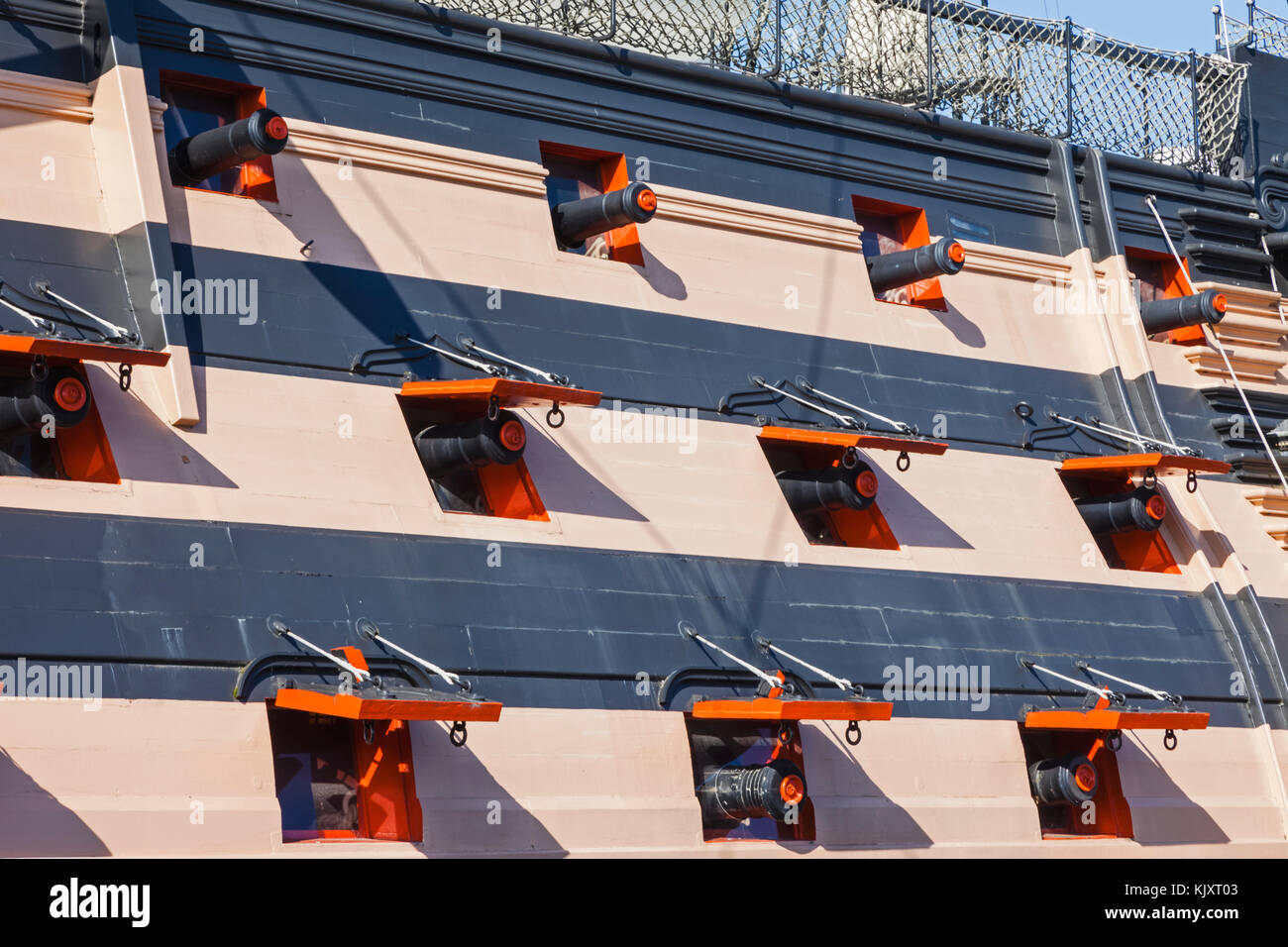 L'Angleterre, dans le Hampshire, Portsmouth, Portsmouth Historic Dockyard, HMS Victory, détail de sabords Banque D'Images