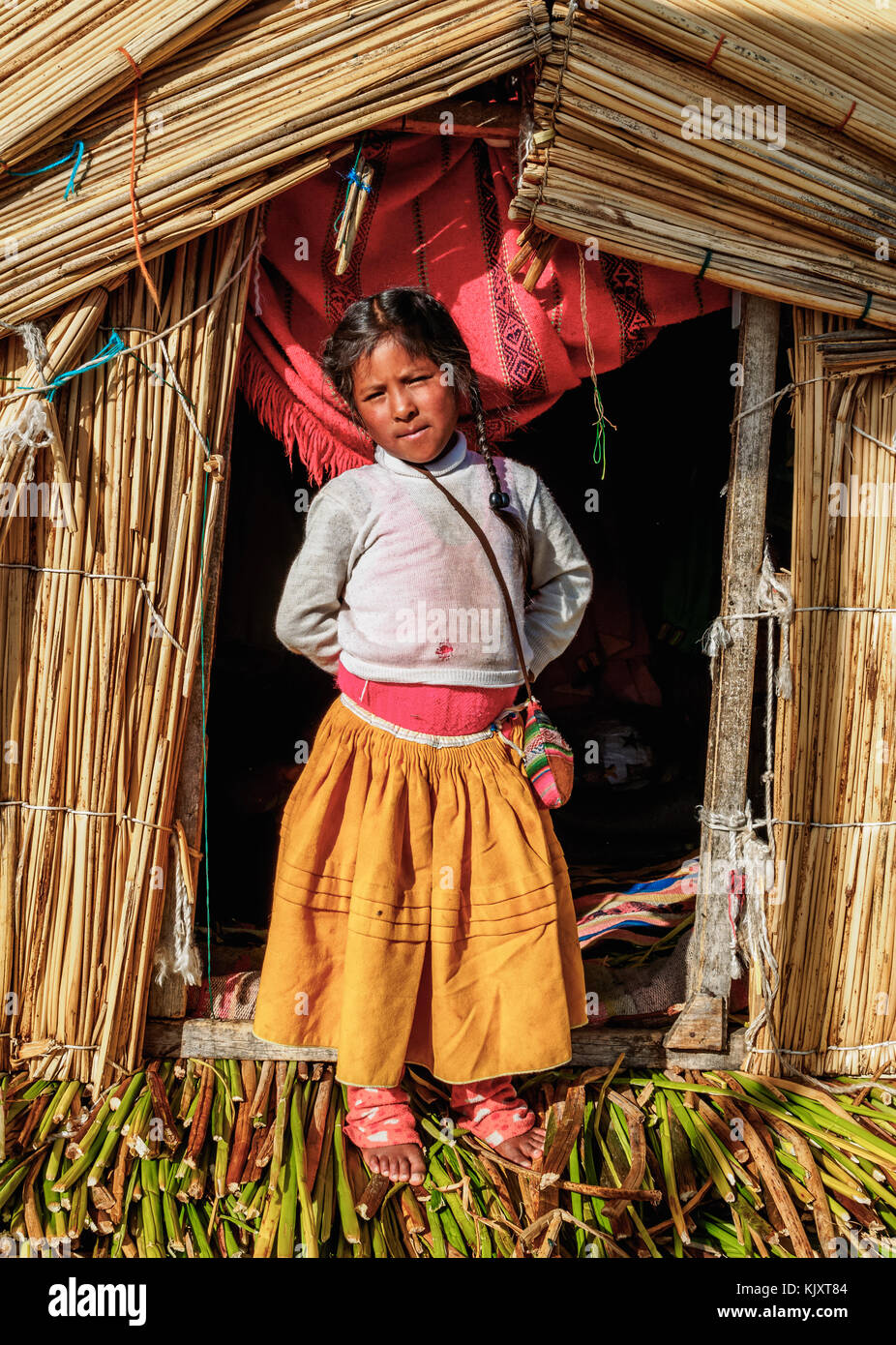 Uro indigènes des îles flottantes Uros, fille, lac Titicaca, région de Puno, Pérou Banque D'Images