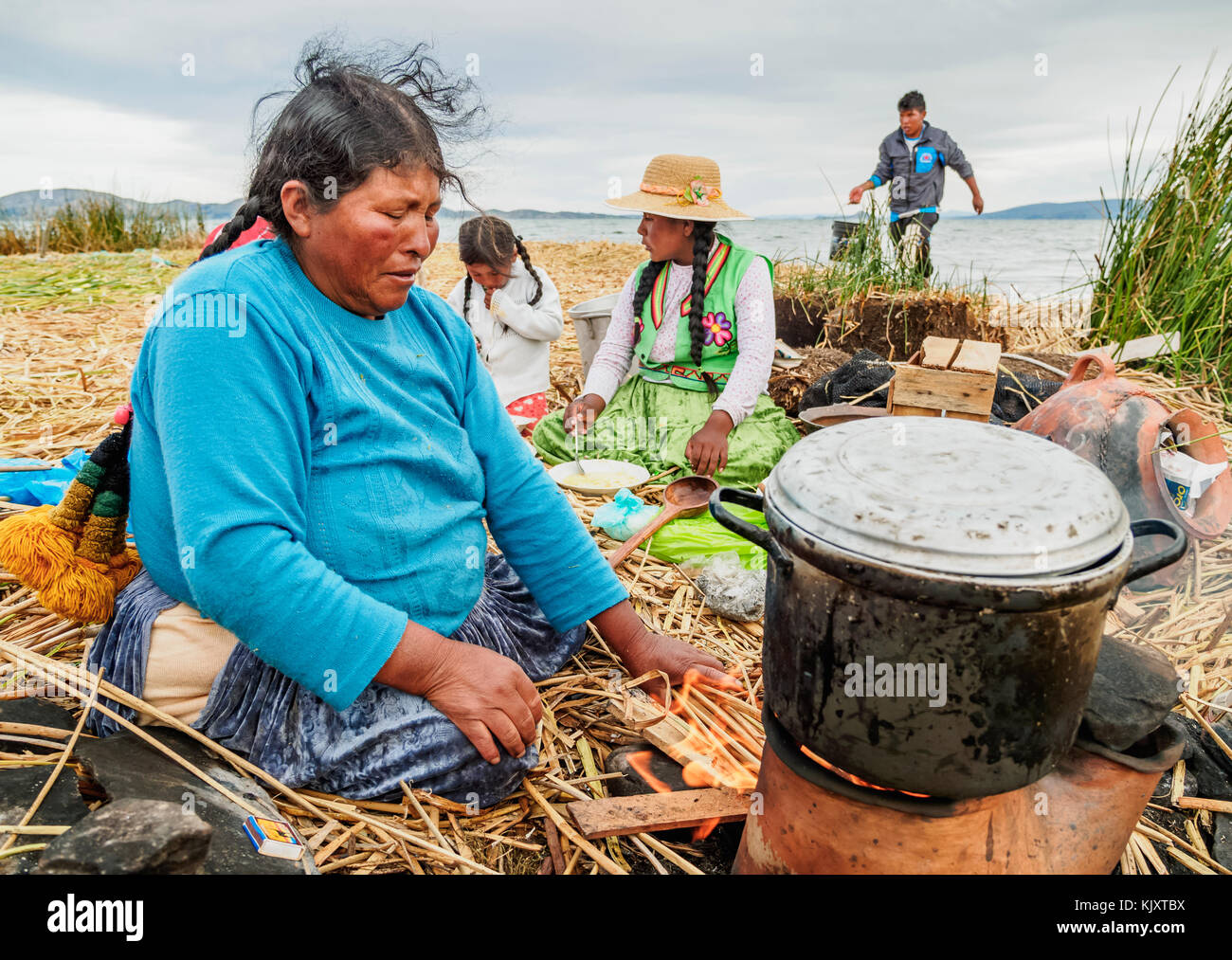 La cuisine autochtone uro dame, îles flottantes des Uros, lac Titicaca, région de Puno, Pérou Banque D'Images