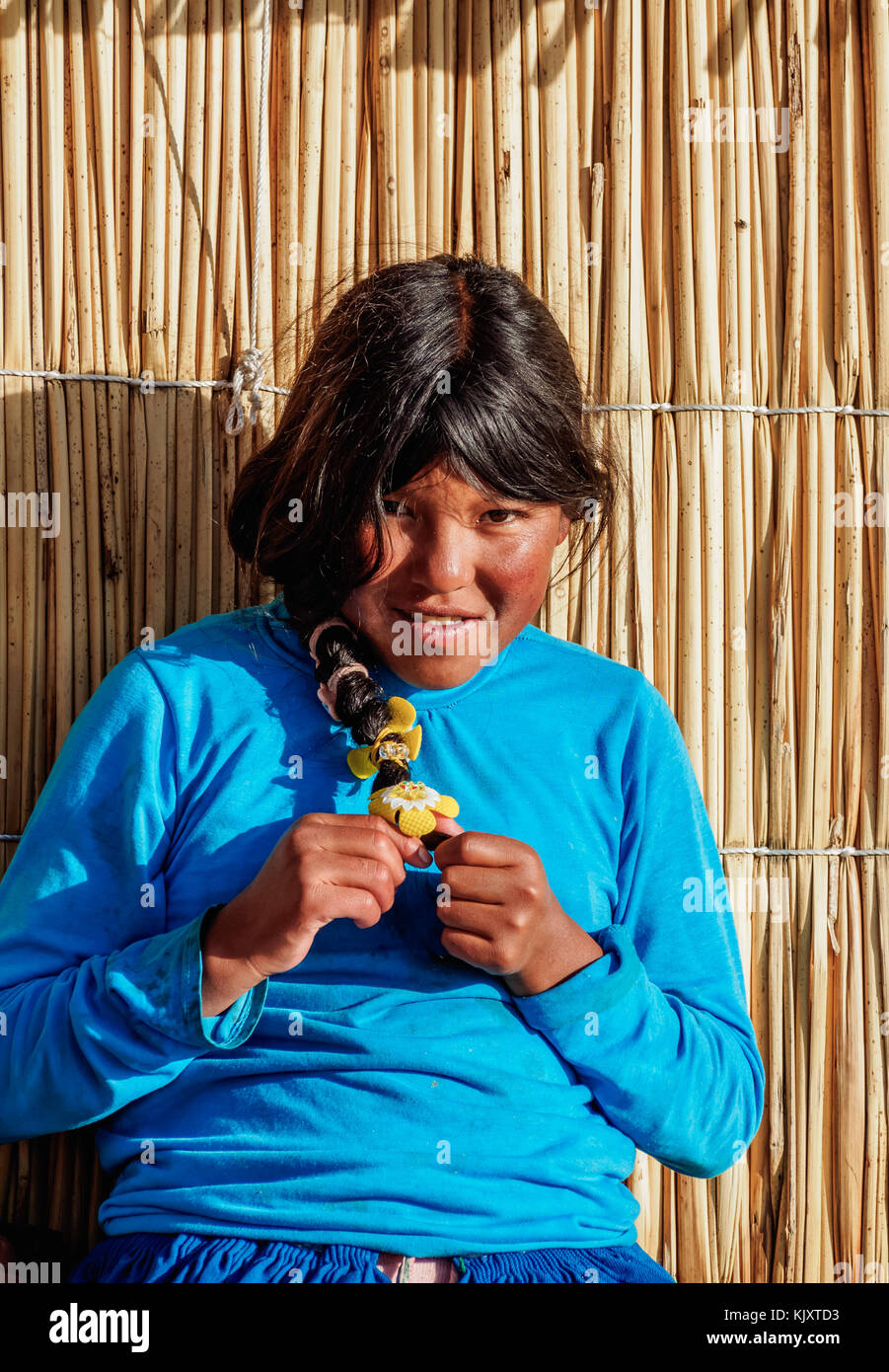 Uro indigènes des îles flottantes Uros, fille, lac Titicaca, région de Puno, Pérou Banque D'Images