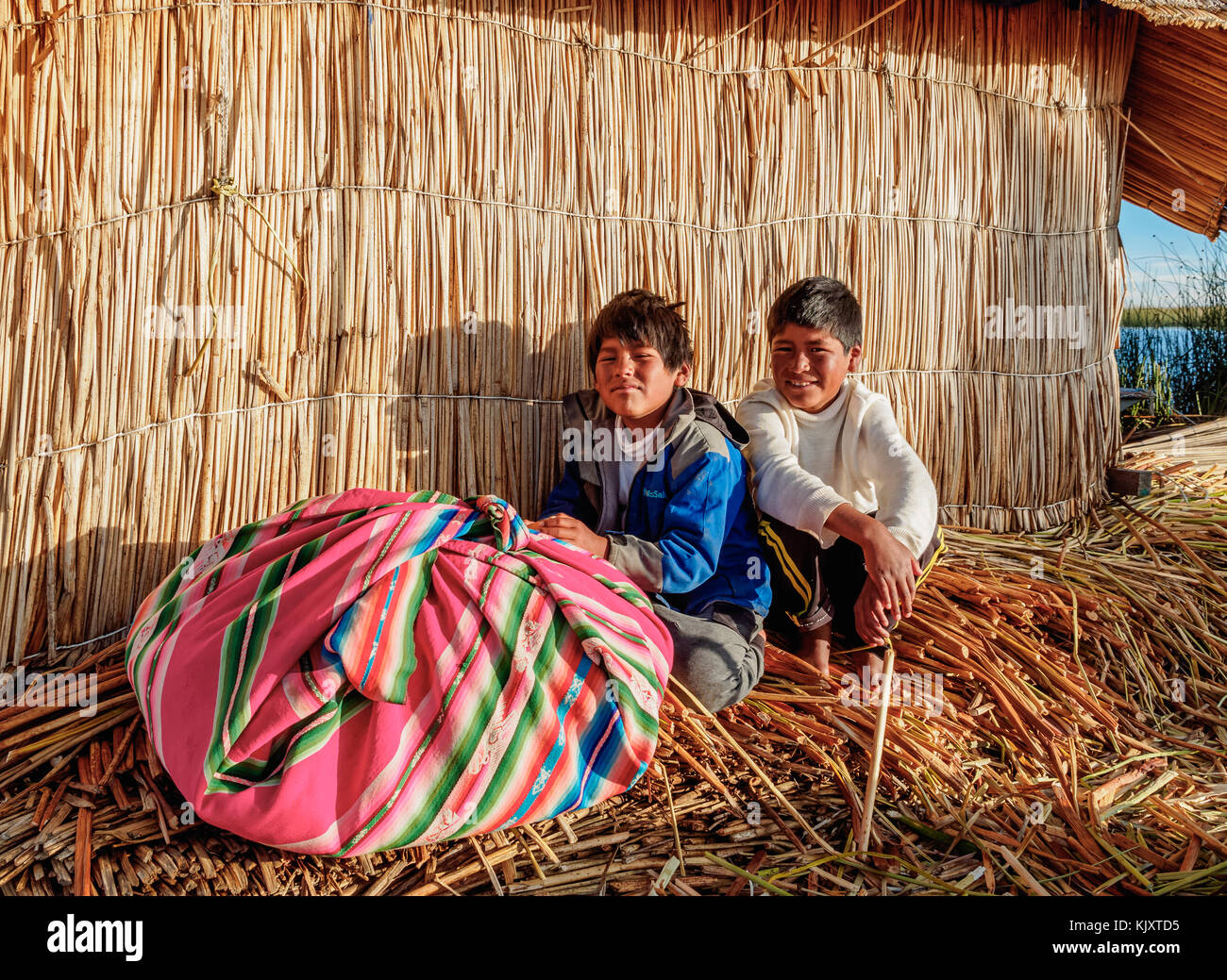 Les enfants autochtones uro, îles flottantes des Uros, lac Titicaca, région de Puno, Pérou Banque D'Images