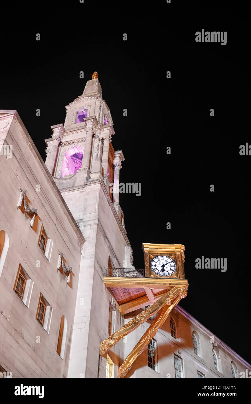 Le centre civique de Leeds et l'horloge sont illuminés la nuit. Banque D'Images