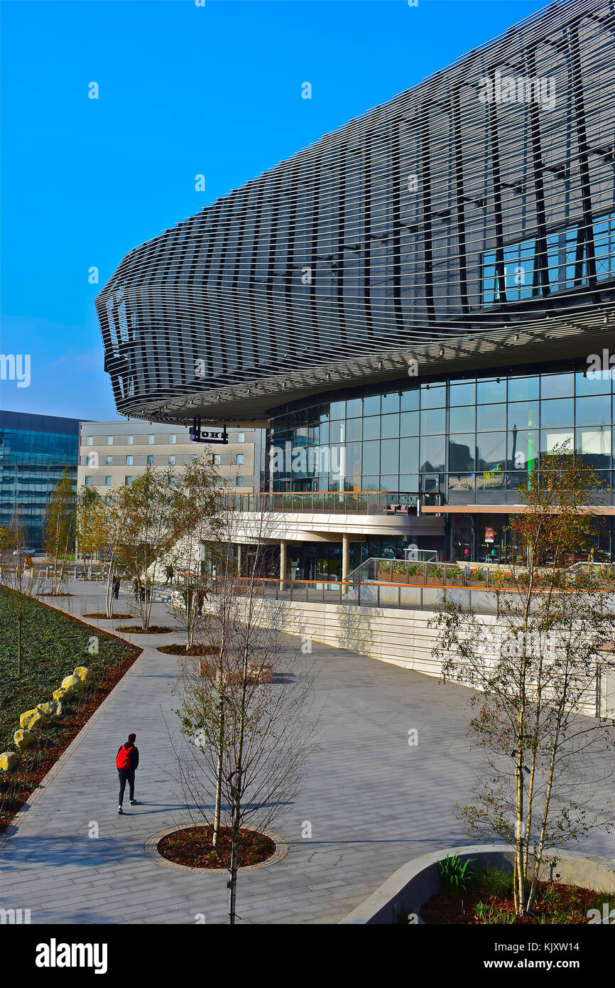 Piétons et des jardins aux côtés de West Quay Centre Southampton qui abrite un centre de divertissement, restaurants, bars et du centre commercial. Banque D'Images