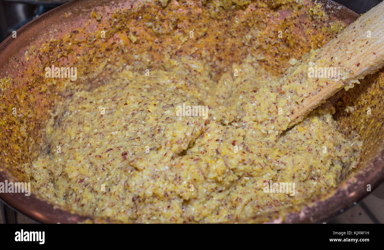 La cuisson de la Polenta dans le chaudron traditionnel. Recette italienne authentique. Banque D'Images