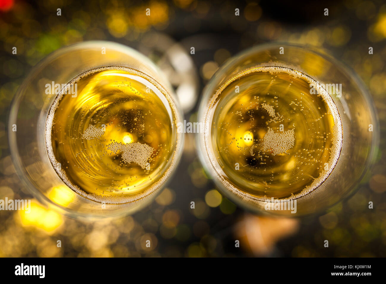 Deux verres de champagne dans la région de golden glitter Banque D'Images