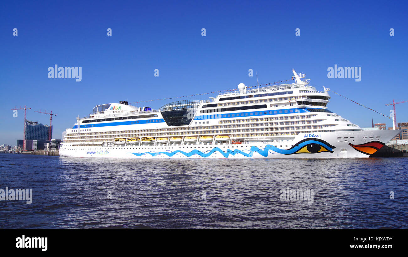 Hambourg, Allemagne - 8 mars 2014 : aidasol dans le port d'hambug avec la célèbre elbphilharmonie en arrière-plan. aidasol est un navire de croisière de classe sphinx, construit à Meyer Werft pour Aida Cruises, l'un des dix marques détenues par Carnival Corp Banque D'Images