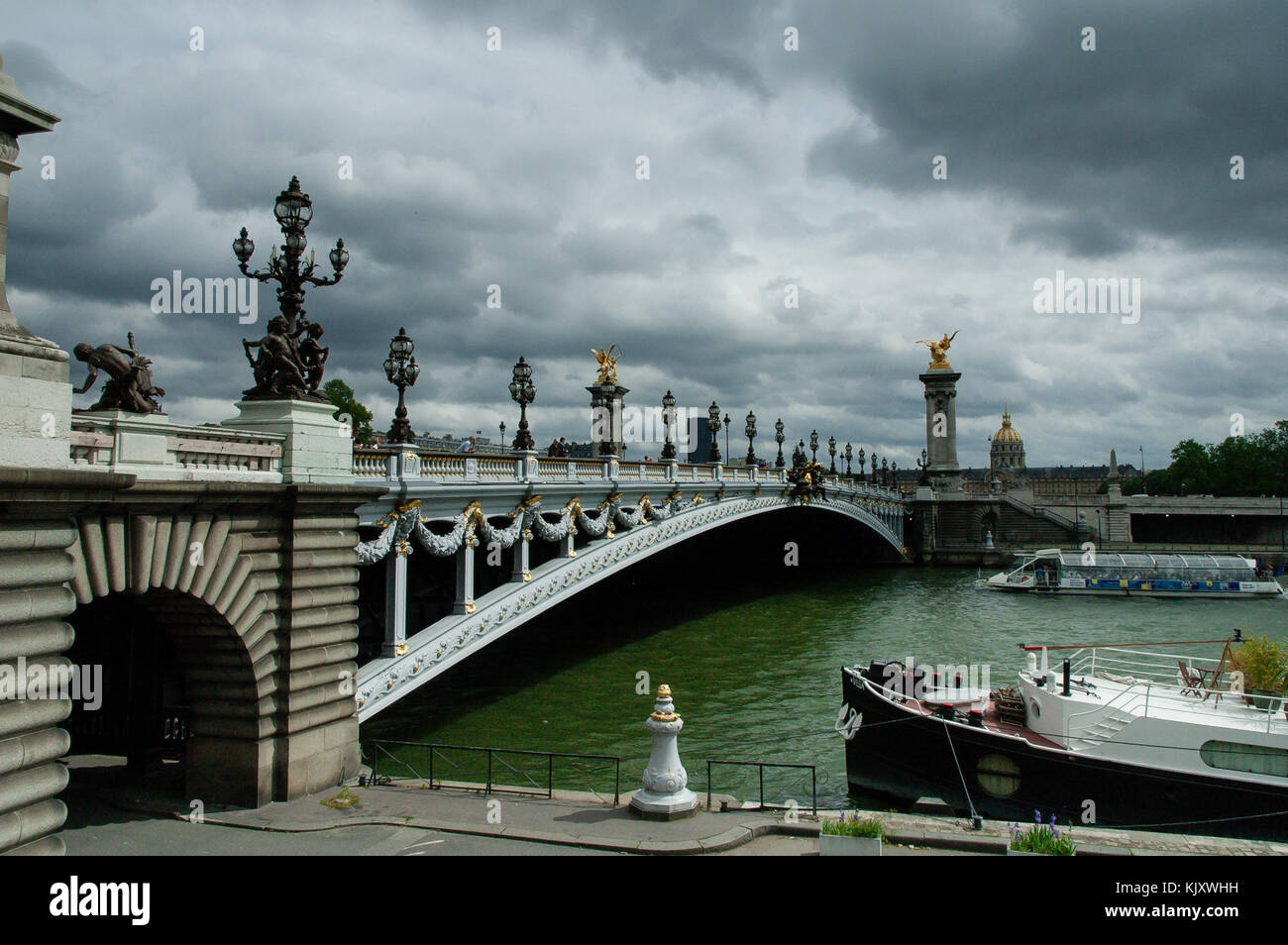 19e siècle pont en arc pont Alexandre III pont enjambe la Seine à Paris France Banque D'Images