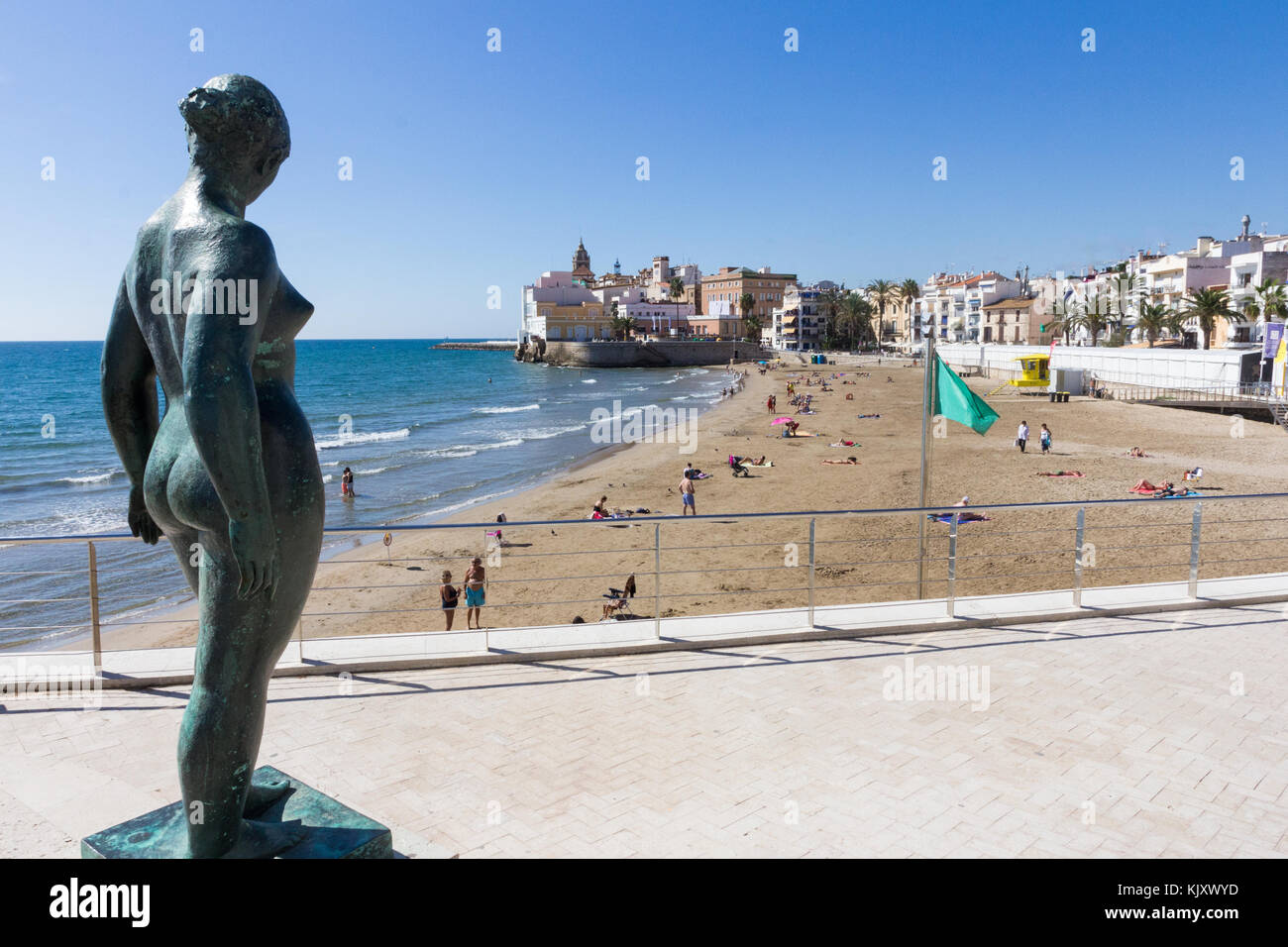Statue surplombant Platja de Sant Sebastià, Sitges, Catalogne, Espagne Banque D'Images
