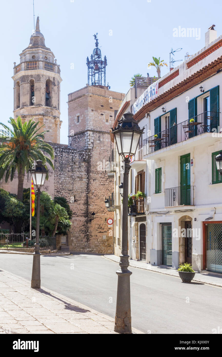 Lampes dans une rue à Sitges, Espagne avec la Parròquia de Sant Bartomeu i Santa Tecla dans le backgrpound Banque D'Images