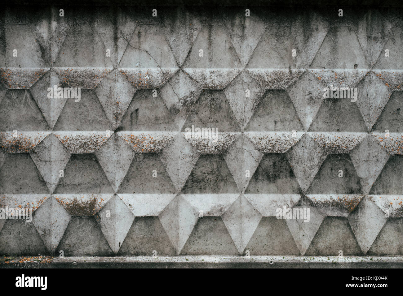 Clôture en béton, vieux Mur couvert de boue de la pluie, l'automne arrière-plan. Béton brut avec un motif. Banque D'Images