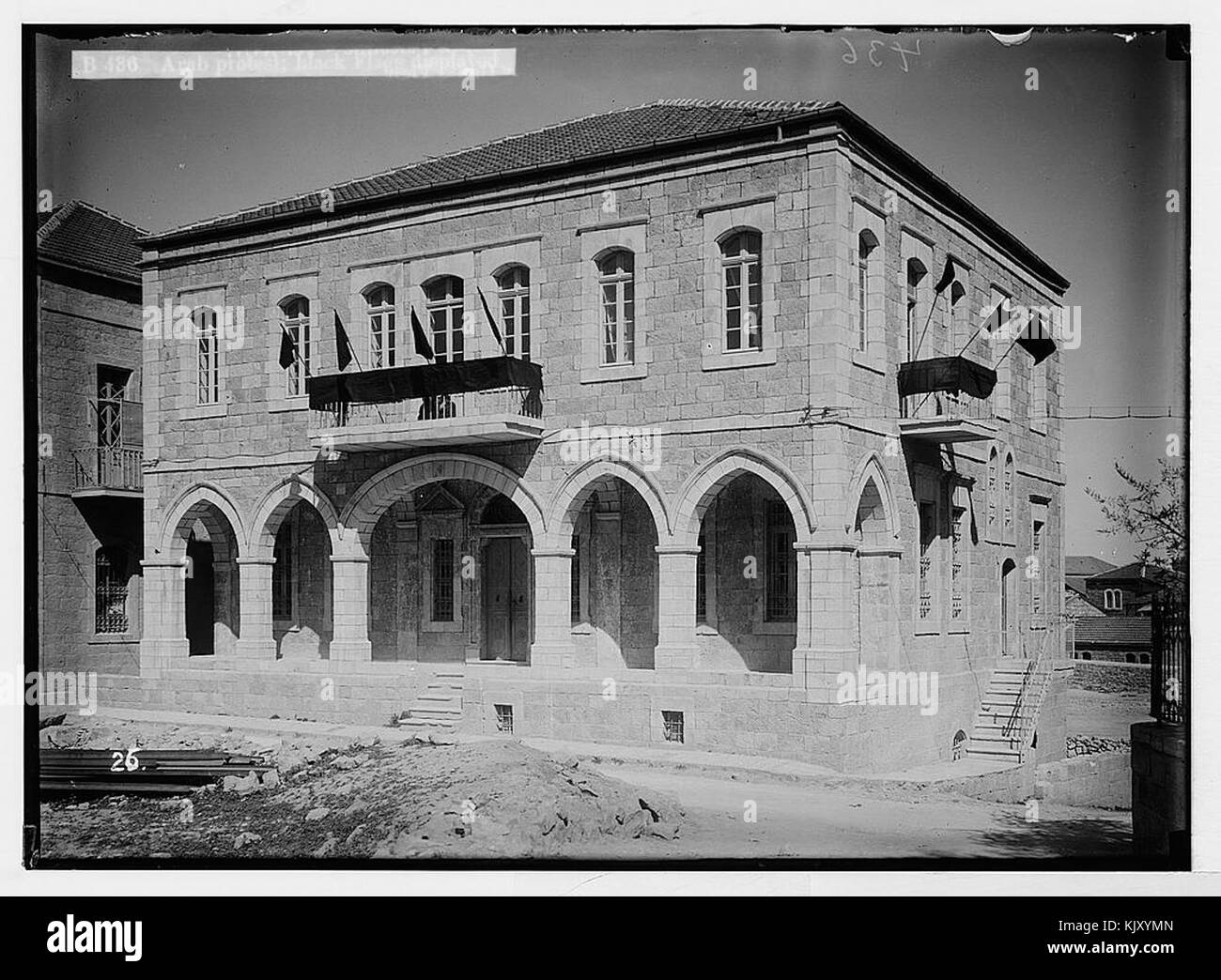 La visite de Lord Balfour à l'Université hébraïque a été marquée par une manifestation arabe, où des drapeaux noirs ont été arborés en signe d'opposition. Cet événement reflète les tensions politiques pendant le mandat britannique sur la Palestine. Banque D'Images