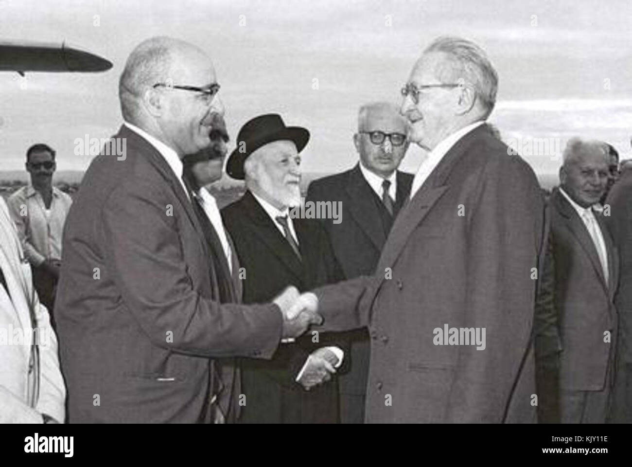 Une photographie de Pinchas Sapir à Ben Zvi, Lod, prise en 1959. Sapir, un homme politique israélien, est représenté à un moment important du développement de la politique israélienne au milieu du XXe siècle. Banque D'Images