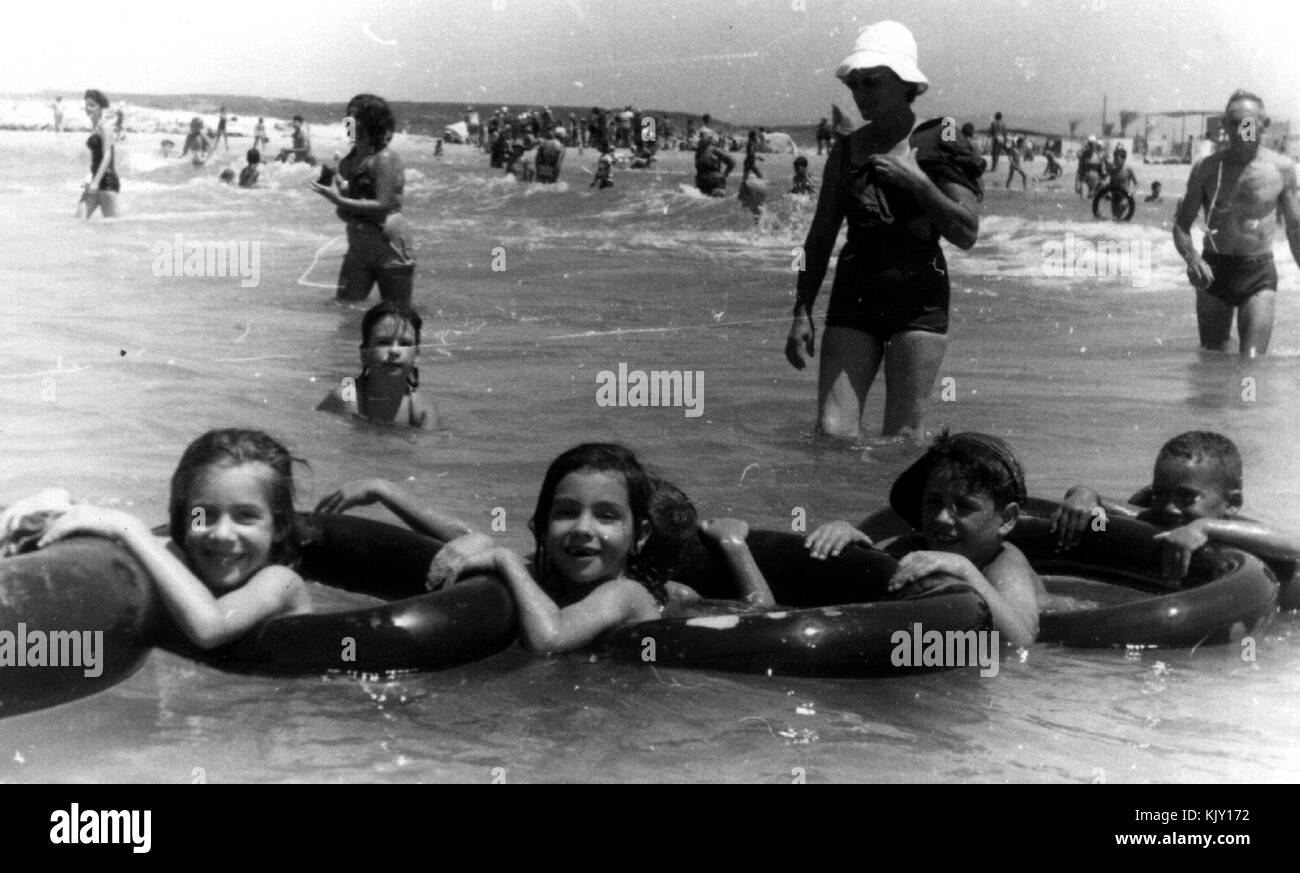 Cette image présente les loisirs marins en Israël, représentant probablement des personnes qui se livrent à des activités telles que la natation, la navigation de plaisance ou la détente au bord de la plage. L’emplacement met en valeur les zones côtières d’Israël, connues pour leurs possibilités touristiques et récréatives. Banque D'Images