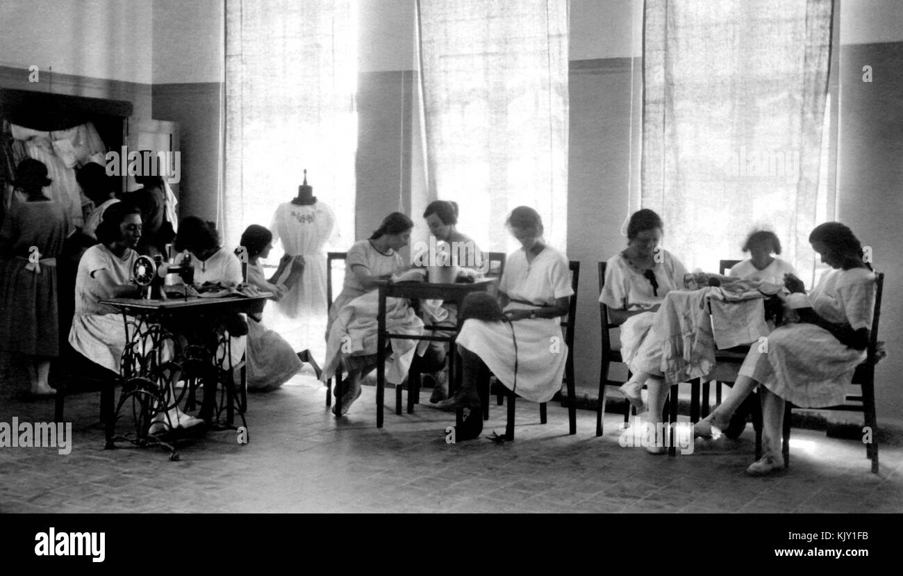 La classe de couture avec Mme Epshtein au Hebrew Reali School, Haïfa, 1920 (187) Banque D'Images