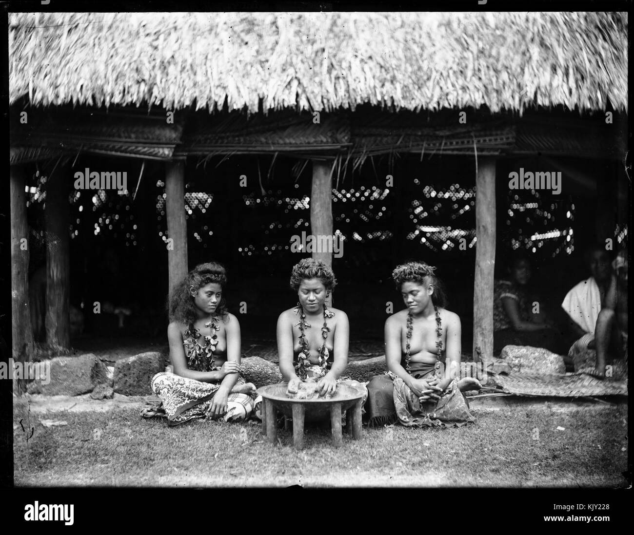 Les jeunes femmes et le kava bol, Samoa, ca. 1899 1940 Banque D'Images