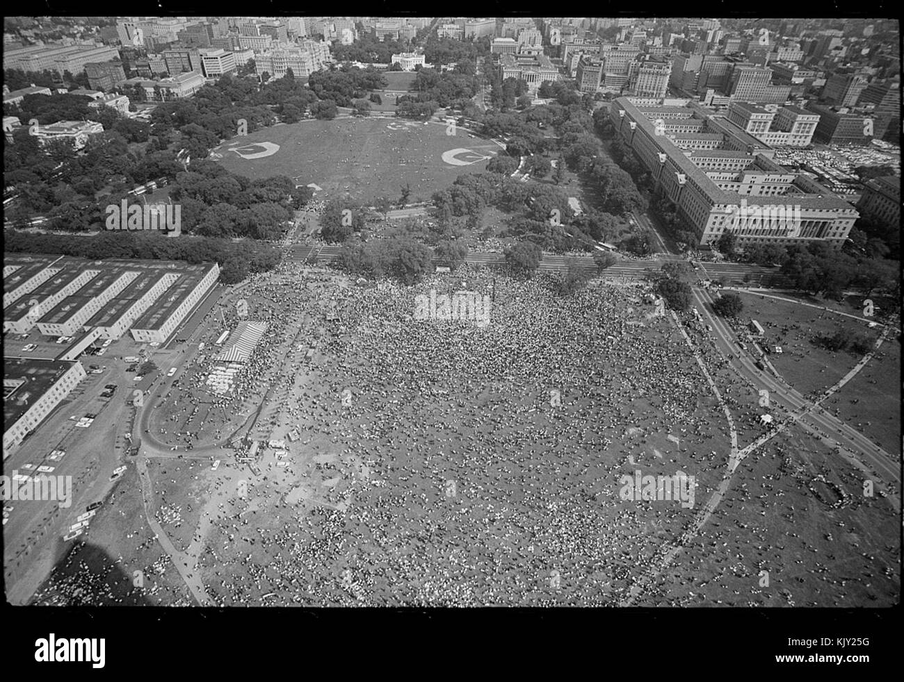 Une *vue aérienne* de la *Marche sur Washington* représente l’immense ampleur de la manifestation historique des droits civiques de 1963. La marche, dirigée par *Dr Martin Luther King Jr.*, joua un rôle central dans le mouvement pour l’égalité raciale aux États-Unis. Banque D'Images