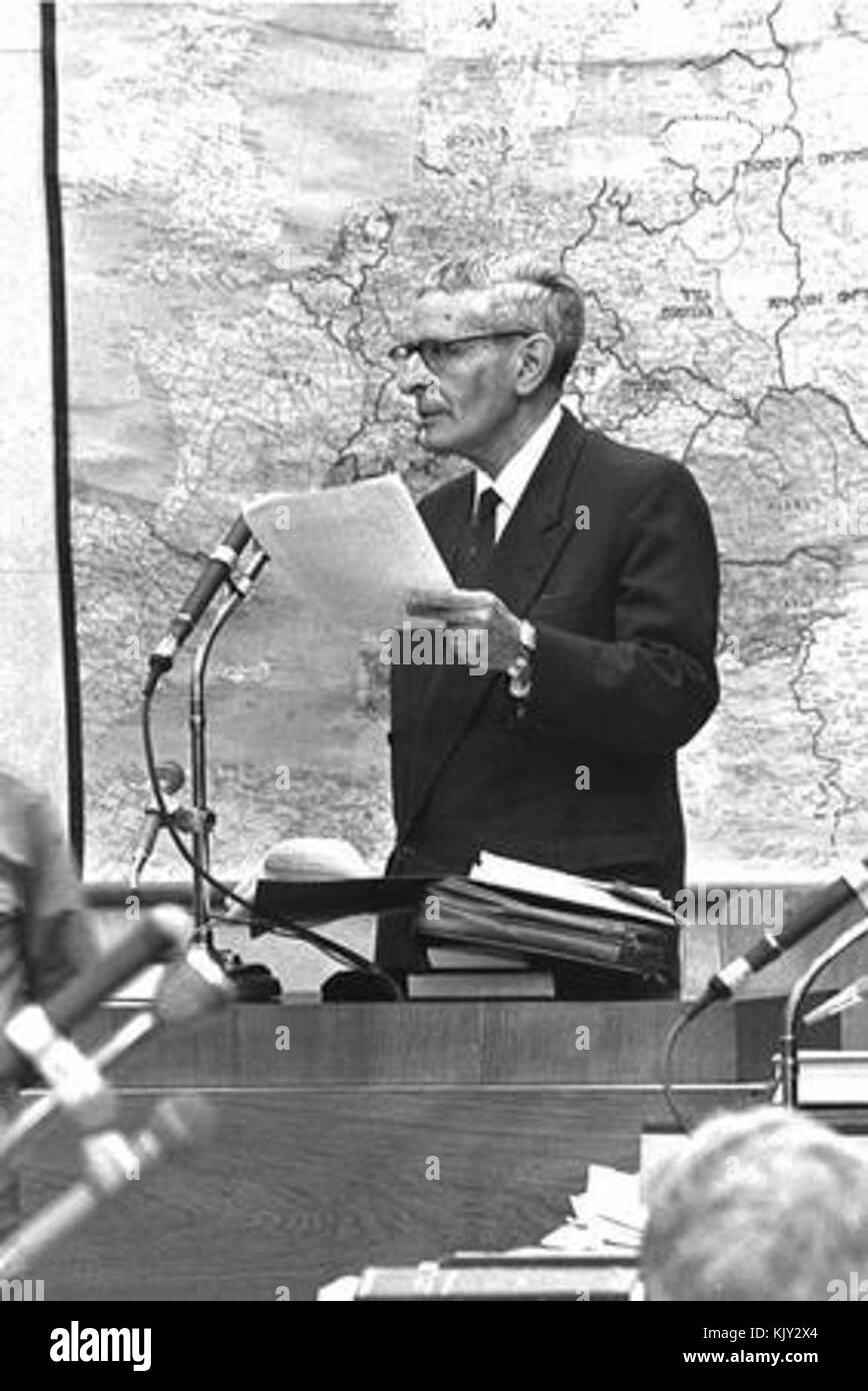 Une photographie représentant Beno Cohen au procès Eichmann en 1961, un événement historique important où Adolf Eichmann a été jugé pour crimes de guerre liés à l'Holocauste. Banque D'Images