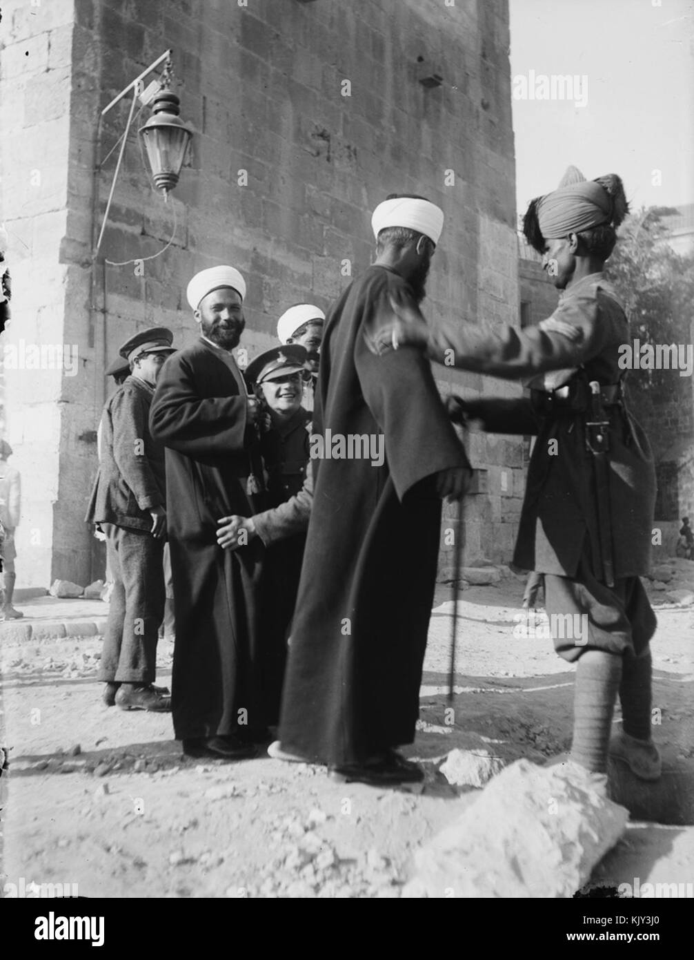 Image historique représentant les émeutes de 1920 à Jérusalem, où la police contrôlait des civils arabes pendant une période de troubles civils. La photo capture la tension et la violence de l'époque, reflétant la situation politique dans la région. Banque D'Images
