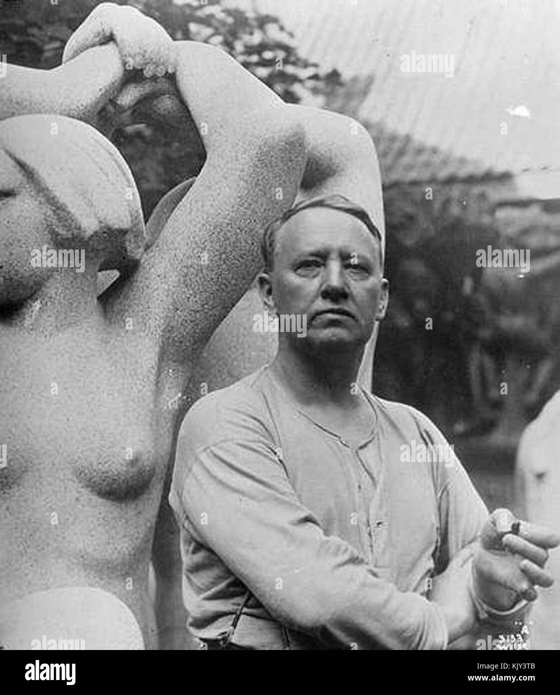 Cette image représente une sculpture de Gustav Vigeland, créée en 1929. Vigeland était un sculpteur norvégien renommé connu pour son travail emblématique dans le parc Vigeland à Oslo, représentant des figures humaines dans diverses poses et expressions. Banque D'Images Cette image représente une sculpture de Gustav Vigeland, créée en 1929. Vigeland était un sculpteur norvégien renommé connu pour son travail emblématique dans le parc Vigeland à Oslo, représentant des figures humaines dans diverses poses et expressions. Banque D'Images