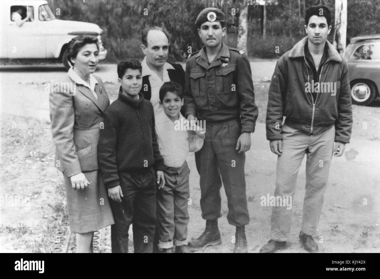 Cette photographie du 1er janvier 1966 montre Ehud Barak, éminent politicien israélien et ancien premier ministre, avec sa famille. L'image donne un aperçu de son début de vie avant sa carrière politique. Banque D'Images Cette photographie du 1er janvier 1966 montre Ehud Barak, éminent politicien israélien et ancien premier ministre, avec sa famille. L'image donne un aperçu de son début de vie avant sa carrière politique. Banque D'Images