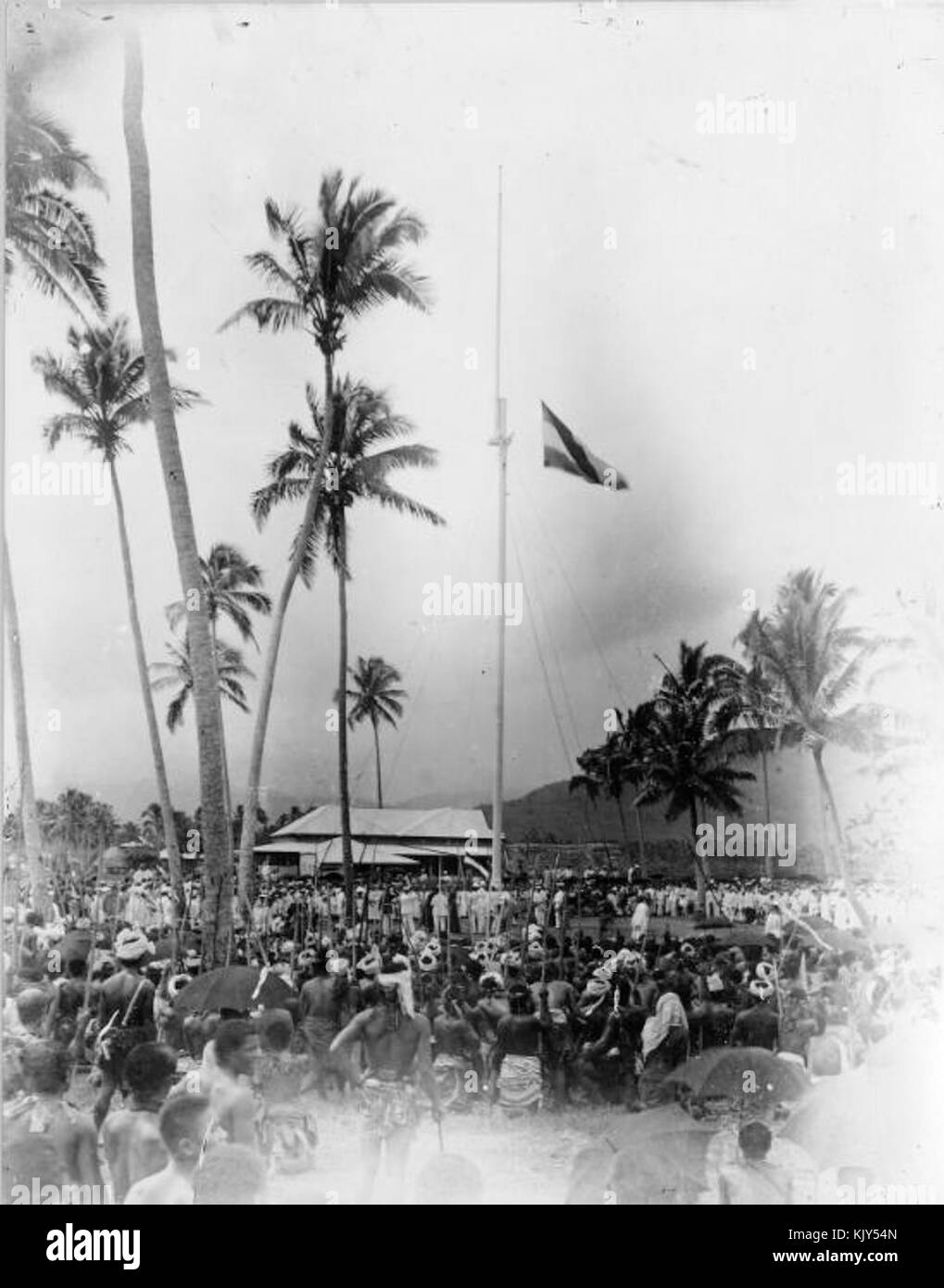 Élever le drapeau allemand à Mulinu'u, le Samoa 1900 AJ photo Tattersall Banque D'Images