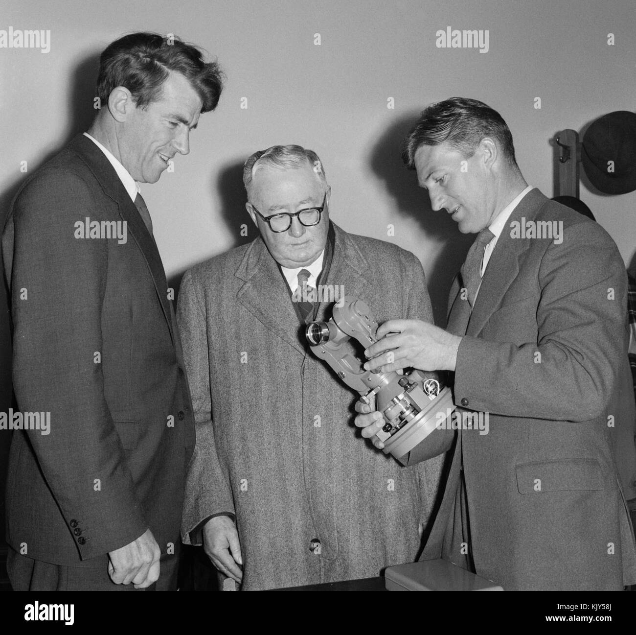Sir Edmund Hillary, Sir William Appleton et F. Holmes Miller avec un instrument non identifié, 1956 Banque D'Images