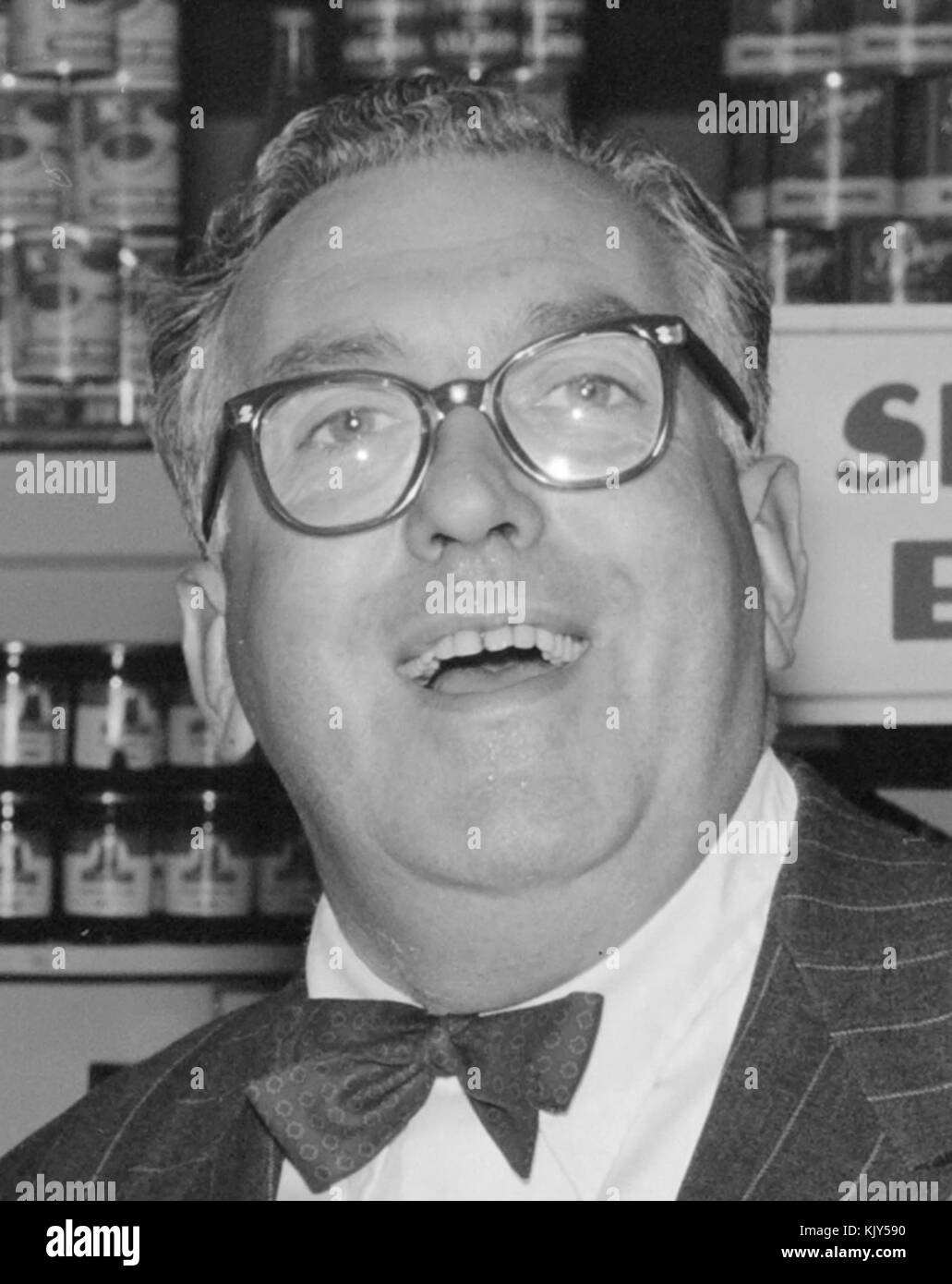 Selwyn Toogood lors de l'ouverture de la boutique d'auto-assistance, Lambton Quay, Wellington, 1956 Banque D'Images