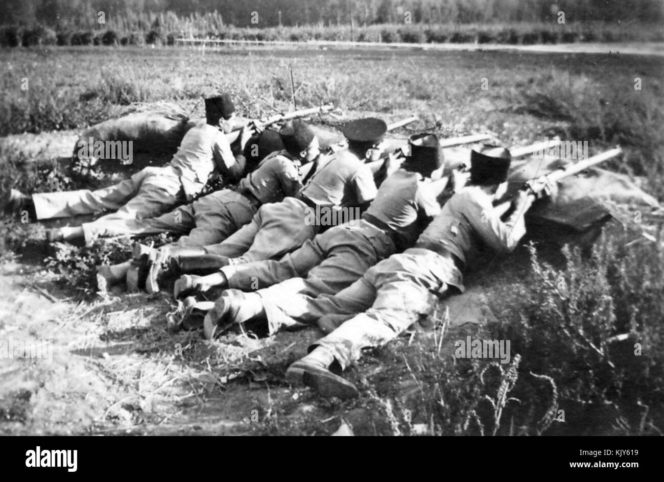 Cette photographie historique montre la formation des policiers dans la communauté de Gan Shmuel, en Israël, en 1942. Pendant ce temps, la région était sous mandat britannique, et la formation était axée sur la police de proximité et le maintien de l'ordre public dans un environnement politiquement chargé. Banque D'Images