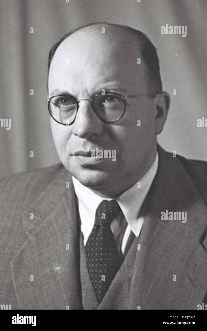 Yosef Burg était un éminent politicien israélien qui a servi comme ministre de la religion. Son influence dans la politique israélienne est notable au milieu du XXe siècle, en particulier dans les affaires religieuses juives. Banque D'Images