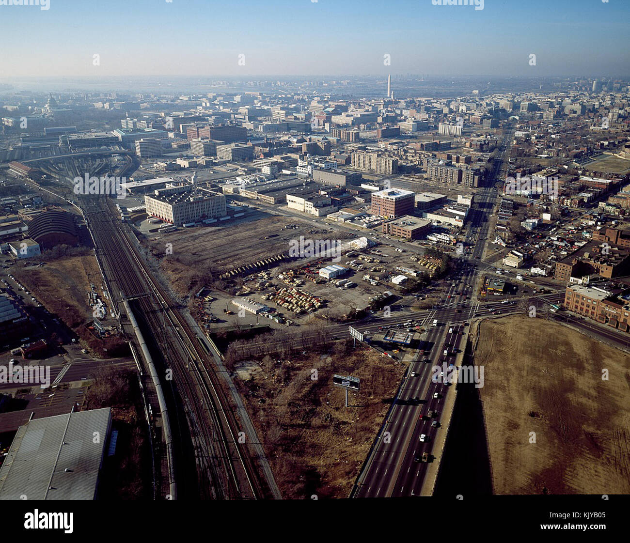 Une photographie aérienne prise entre 1980 et 1990 montre les voies menant à Union Station à Washington, DC, mettant en évidence l'infrastructure ferroviaire de la gare. Banque D'Images