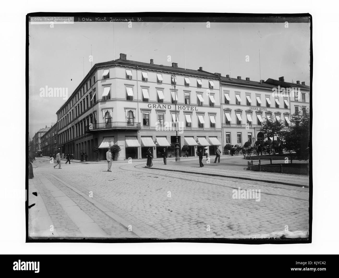L'image représente le Grand Hôtel situé à Karl Johansgt. 31 à Oslo, en Norvège, un bâtiment historique dans le centre-ville connu pour son importance culturelle et architecturale. Banque D'Images