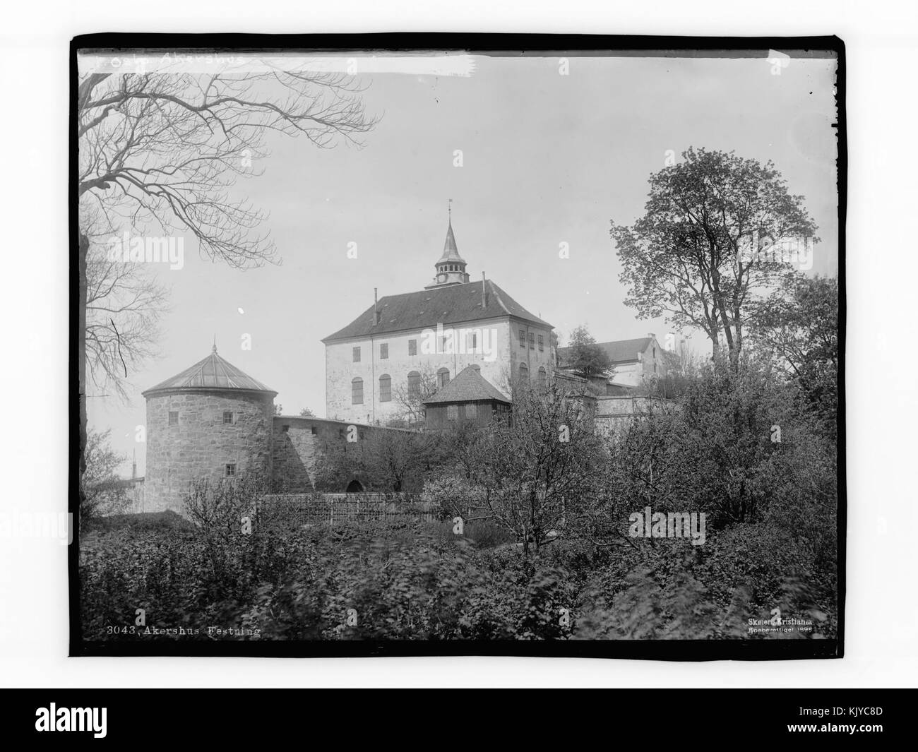 Cette image montre la forteresse d'Akershus, située à Oslo, en Norvège. La forteresse est une structure militaire historique, importante pour son rôle dans l'histoire et l'architecture norvégiennes, datant du XIIIe siècle. Banque D'Images Cette image montre la forteresse d'Akershus, située à Oslo, en Norvège. La forteresse est une structure militaire historique, importante pour son rôle dans l'histoire et l'architecture norvégiennes, datant du XIIIe siècle. Banque D'Images